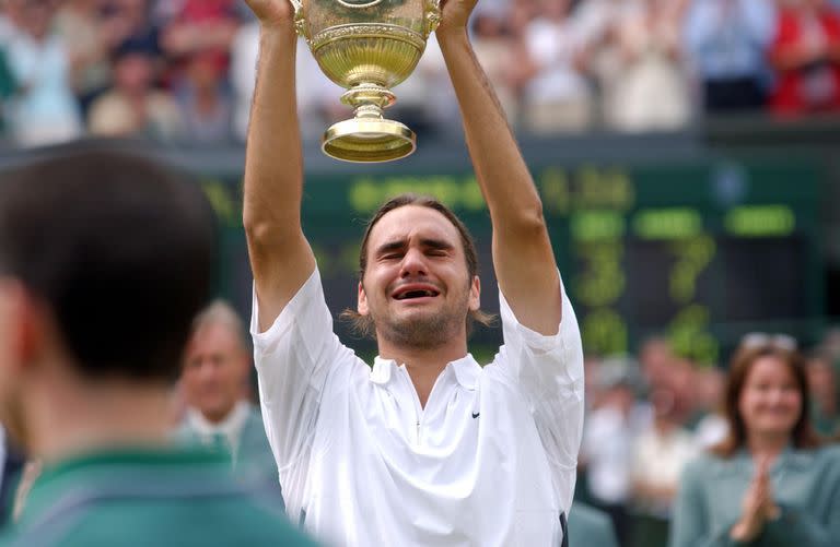 La emoción de Federer al ganar, en Wimbledon 2003, su primer trofeo de Grand Slam.