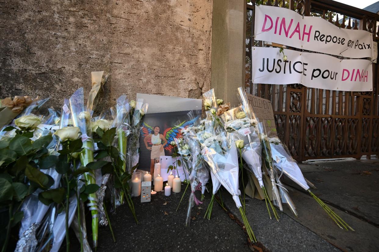 Hommage à Dinah devant les portes du lycée Lambert à Mulhouse.  - Frédérick Florin