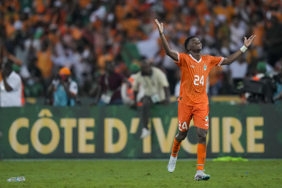 Simon Adingra de Costa de Marfil celebra tras ganar la final de la Copa Africana de Naciones al superar 2-1 a Nigeria en el Estadio Olímpicos de Ebimpe en Abiyán el domingo 11 de febrero del 2024. (AP Foto/Sunday Alamba)