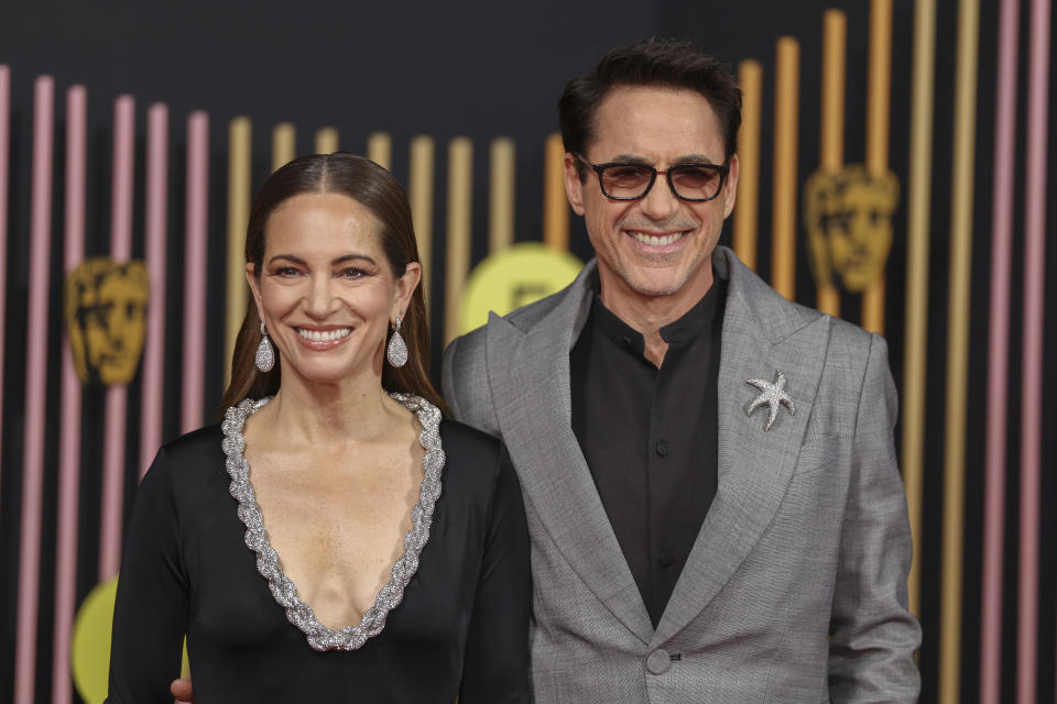 Susan Downey, izquierda, y Robert Downey Jr. posan a su llegada a la 77a entrega de los Premios de la Academia Británica de Cine (BAFTA) en Londres el domingo 18 de febrero de 2024. (Foto Vianney Le Caer/Invision/AP)