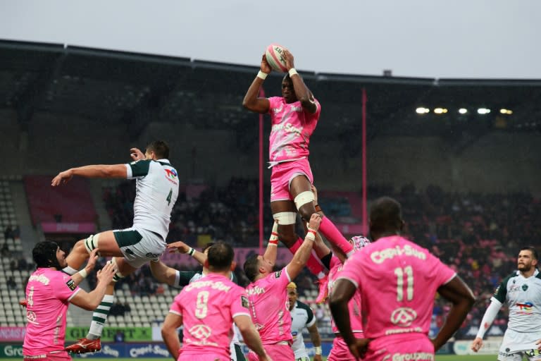 Stade Français' Sekou Makalu (C) catches a lineout during Pau's win (Alain Djocard)