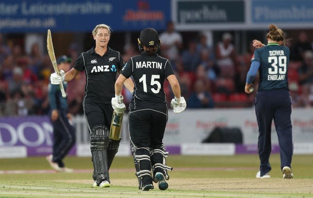 Sophie Devine hit 50 as her side levelled the series by winning the second T20 at Hove 