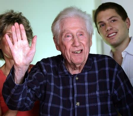 Former FBI deputy director Mark Felt waves to the press as his daughter Joan Felt (L) and grandson Nick Jones (R), look on from the front door of his home in Santa Rosa, California, May 31, 2005. REUTERS/Lou Dematteis