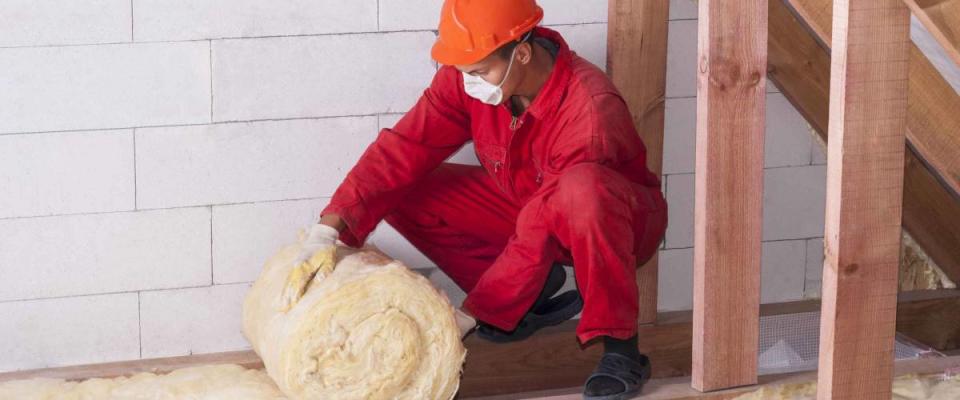 working insulates the attic with mineral wool