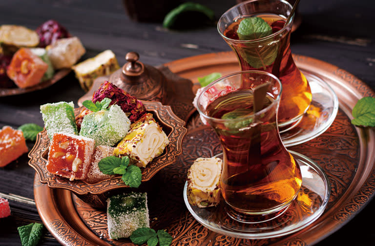 ▲琥珀色的土耳其蘋果茶酸甜口感、散發淡淡蘋果香氣，是土耳其的國民飲品。(圖/鳳凰旅遊)