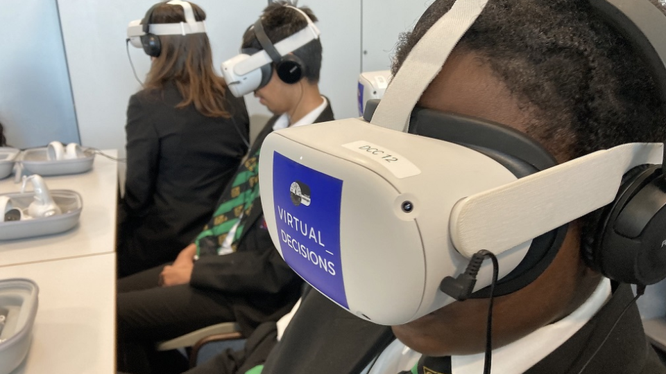 Școlari care folosesc căști VR