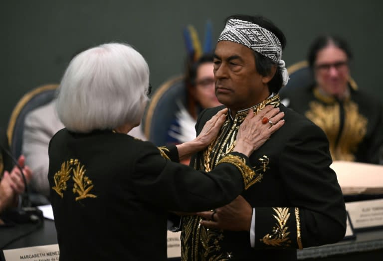 Ailton Krenak lors de son intronisation à l'Académie brésilienne des Lettres, aux côtés de l'actrice Fernanda Montenegro, le 5 avril 2023, à Rio de Janeiro (MAURO PIMENTEL)