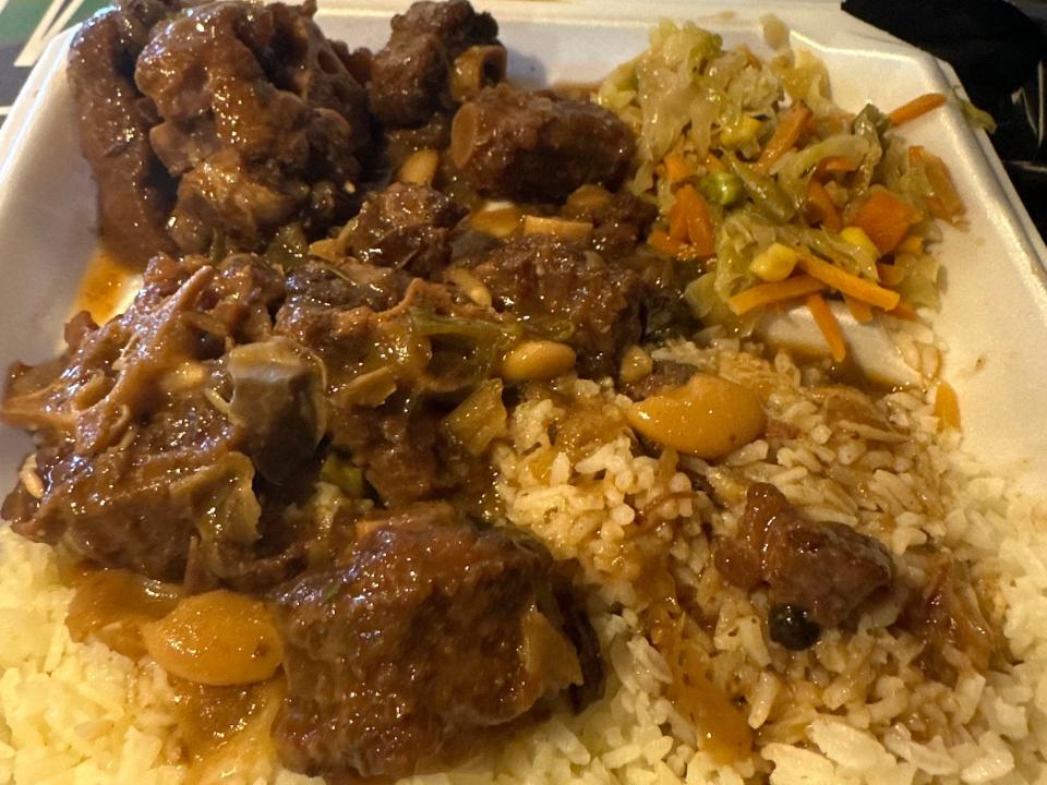 plate of caribbean food fromjamacian vybz in las vegas