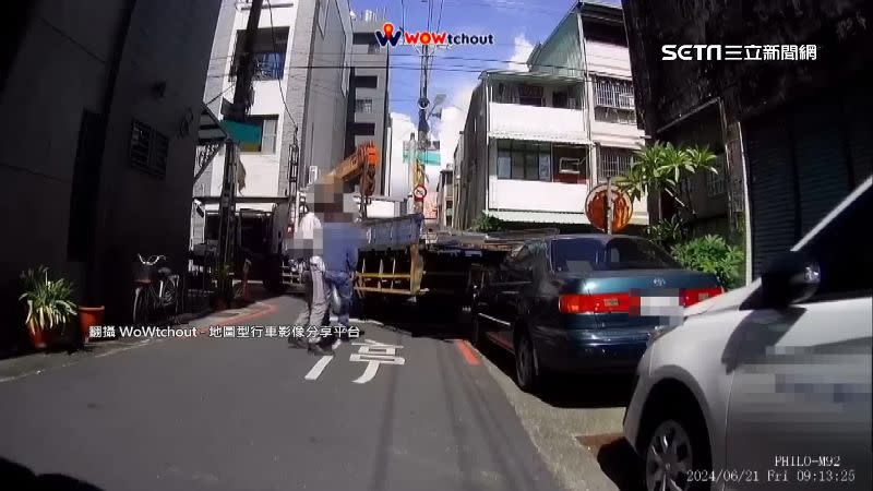 拖車駕駛倒車「喬角度」轉彎，不慎撞到違停紅線的轎車。（圖／翻攝自WoWtchout-地圖型行車影像分享平台）