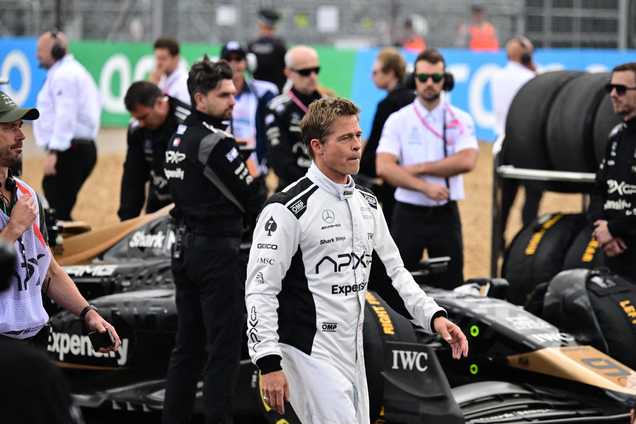 Brad Pitt durant le dernier Grand Prix de F1 de Silverstone, où l’acteur et l’équipe de son prochain film tournaient des scènes.  