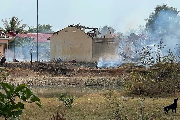 Humo saliendo de una bodega tras la explosión en una base militar de Kampong Speu, Camboya, el 27 de abril de 2024 (-)