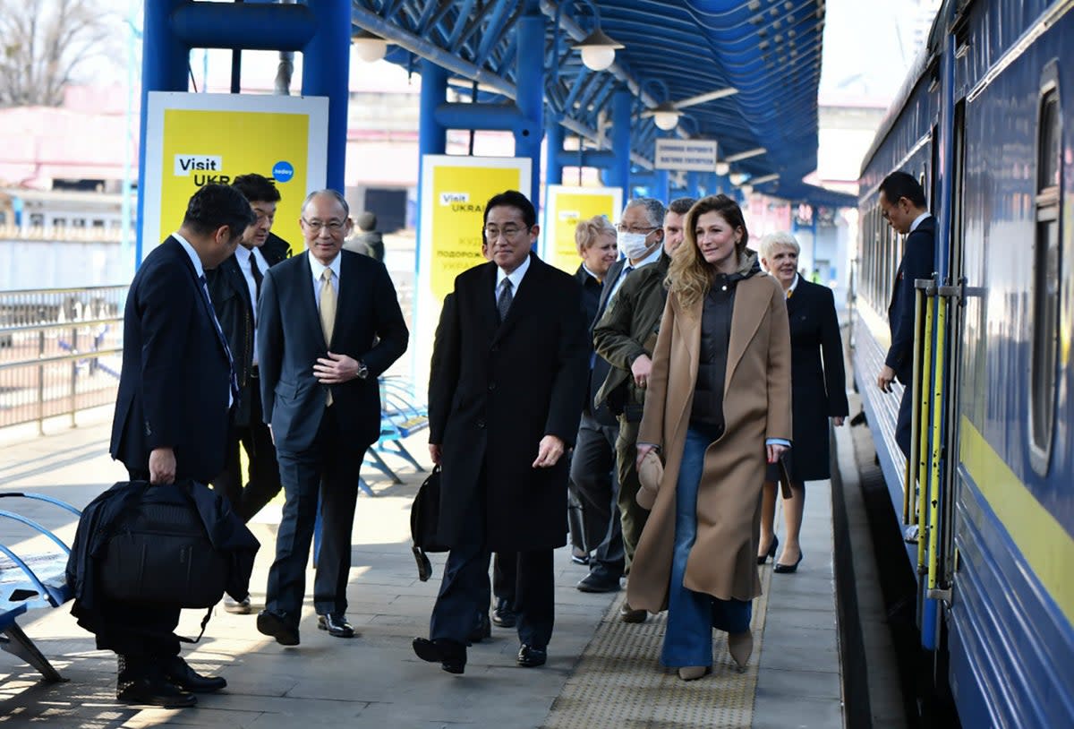 Japanese Prime Minister Fumio Kishida, centre, arruves in Kyiv  (Ukrainian Foreign Ministery Press Office)