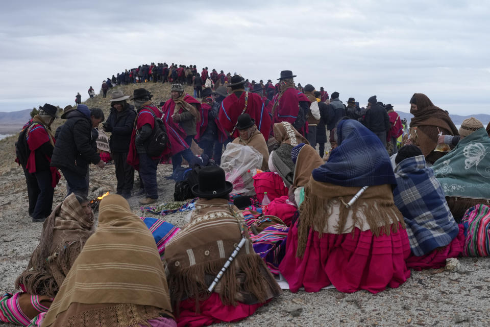 Indígenas aymaras asisten a un ritual por el Año Nuevo Andino para recibir los primeros rayos de sol del día en el cerro Turriturrini a las afueras de Huarina, Bolivia, el viernes 21 de junio de June 21, 2024. Comunidades indígenas aymaras celebran el año nuevo 5.532 o el "Willka Kuti" que significa "Regreso del Sol" en aymara. (AP Foto/Juan Karita)