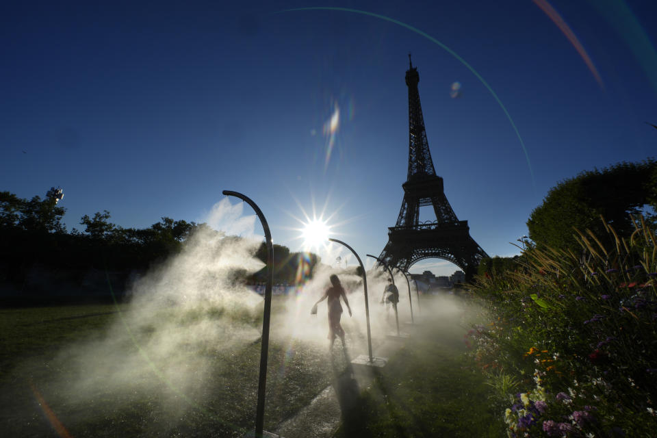 At the Olympic beach volleyball venue, the Eiffel Tower stars in a très