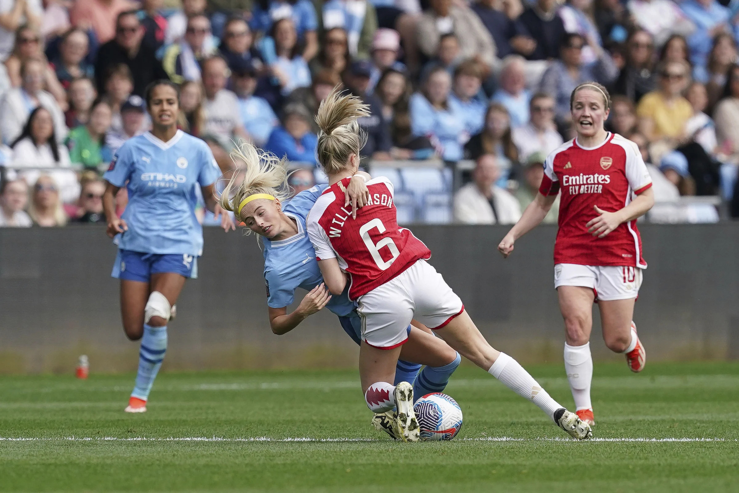 Partido de la liga de fútbol inglesa entre el Manchester City's y el Arsenal's, cuyas jugadoras participaron en el estudio sobre el ciclo menstrual que alerta sobre su impacto en las lesiones (Martin Rickett/PA via AP)