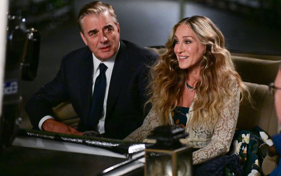 <p>Fats 25 Jahre nach der Serienpremiere und elf Jahre nach dem zweiten Kinofilm schlüpfen Sarah Jessica Parker und Chris Noth nun erneut in ihre Paraderollen: In "And Just Like That ..." spielen sie erneut die Autorin Carrie Bradshaw und den Unternehmer John James "Mr. Big" Preston. (Bild: James Devaney/GC Images)</p> 