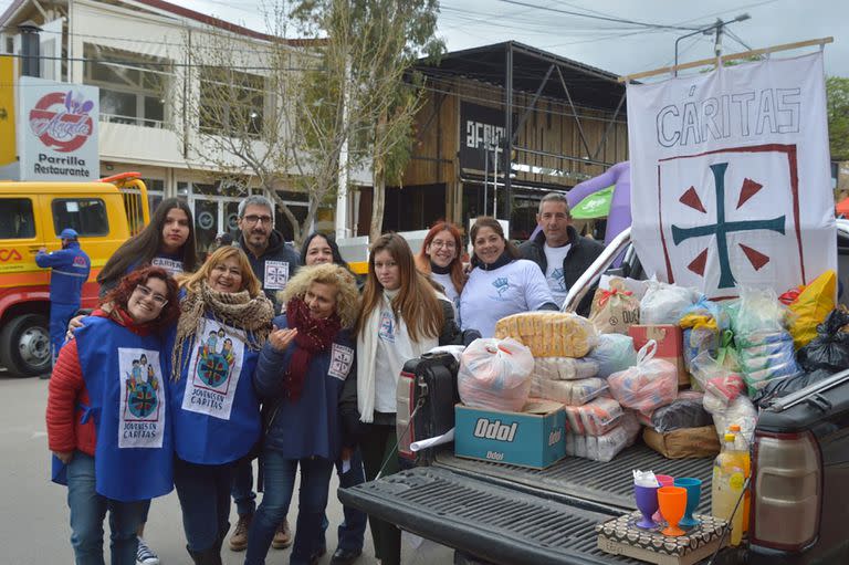 Las delegaciones de Caritas de las localidades por donde pasó el Gran Premio Argentino Histórico, como la de Merlo, colectaron alimentos no perecederos; cada tripulación donó en total 25 kilos de provisiones.