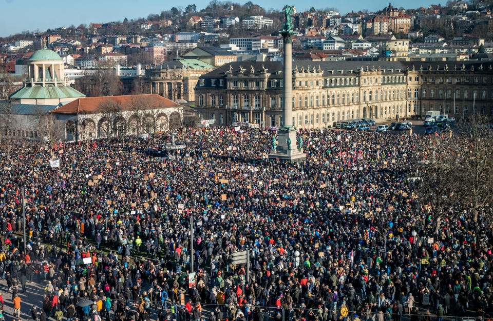 <p>Ein Meer aus Menschen: Tausende nehmen auf dem Stuttgarter Schlossplatz an einer Demo gegen die AfD und Rechtsextremismus teil. (Bild: Christoph Schmidt/dpa)</p> 