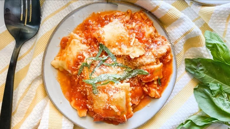 slow cooker ravioli with fresh basil and cheese