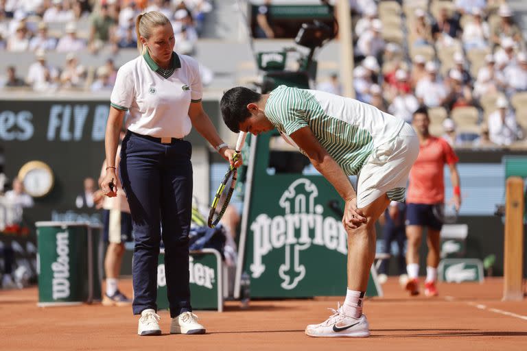 Carlos Alcaraz escucha a la umpire Aurelie Tourte