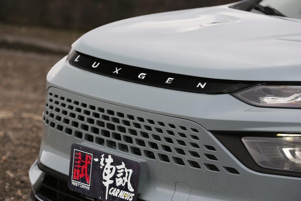 煥然一新的車頭造型，以LUXGEN品牌字樣取代以往的廠徽，而無邊框式的漸層式點狀水箱護罩設計，則帶來猶如電動車的未來科技感。
