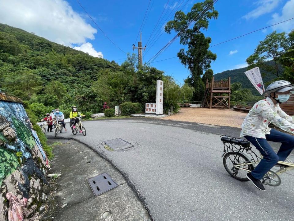 台東縣府推動「台東自行車慢慢遊」，電動輔助自行車讓遊客慢慢欣賞沿途美景。（記者鄭錦晴攝）