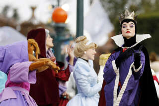 La reine-sorcière de “Blanche-Neige” à Disneyland Paris, lors d’un événement célébrant le centenaire des studios Disney, le 16 octobre 2023. . PHOTO IAN LANGSDON/AFP