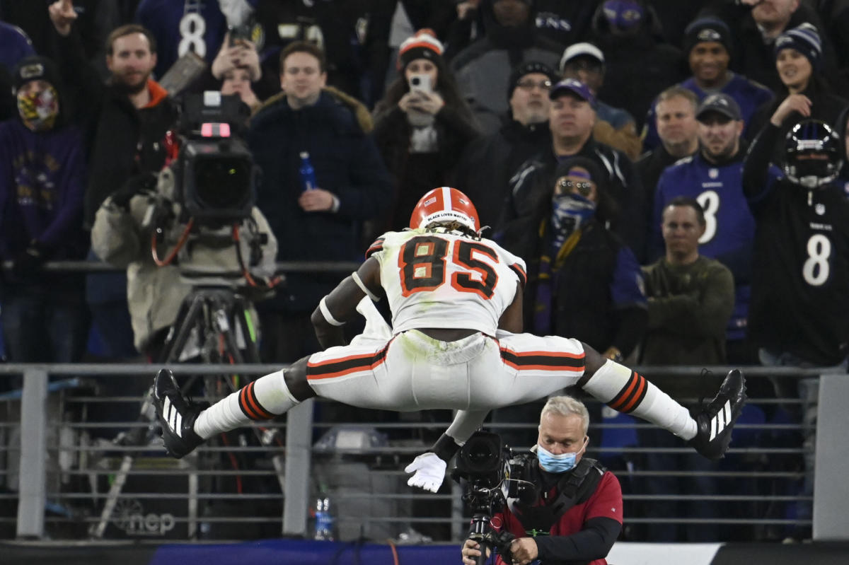 2 Cleveland Browns' starters David Njoku and Jeremiah Owusu