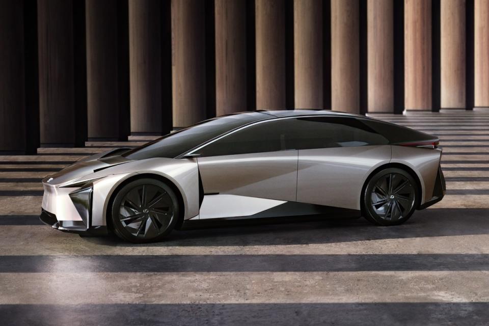 Lexus LF-ZC是一輛預覽2026年次世代電動車的代表作，其造形設計介於轎跑車以及旅行車之間。