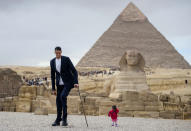 <p>Turkey’s Sultan Kosen, the world’s tallest man, left, poses with Jyoti Amge of India, the world’s shortest woman at the site of the Pyramids of Giza in Egypt on Jan. 26, 2018, with the Sphinx and the Pyramid of Khafre — also known as Chephren — seen in the background. Photo from STRINGER/AFP/Getty Images. </p>