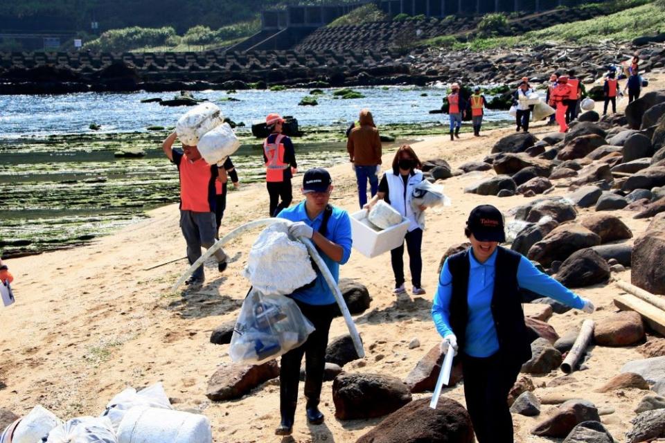 《圖說》環保局淨灘夥伴們認真撿拾廢棄物。〈環保局提供〉