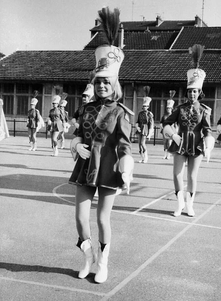 <p>En 1965, la star est élue majorette d’honneur par les Majorettes de Paris. Par respect pour la tradition, France Gall arbore la tenue officielle : haut de forme, gants en cuir et bottes blanches. Crédit photo : Getty Images </p>