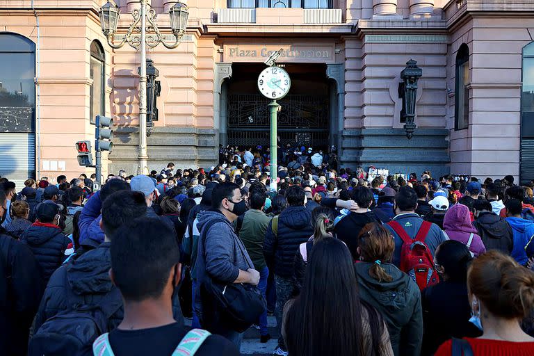 Caos y cierre de la estación Constitución por un piquete de trabajadores en las vías