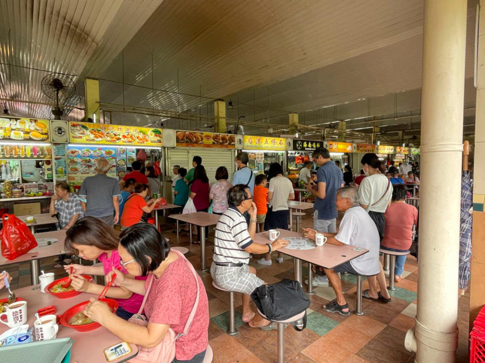 Cai Ji Fried Fish Soup 18 - queue