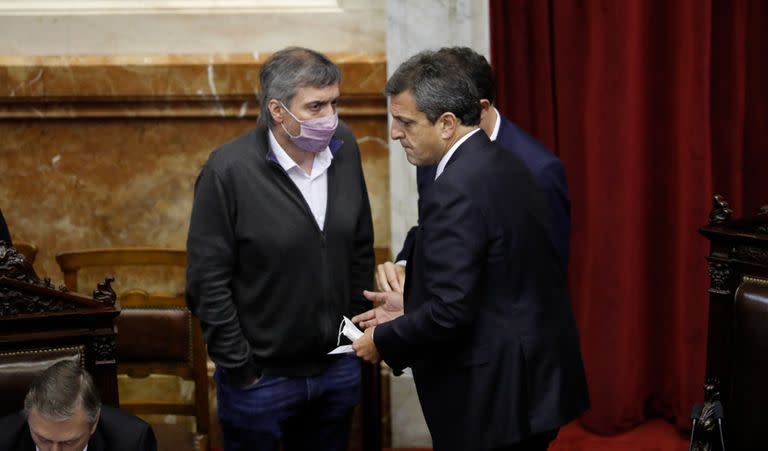 Máximo Kirchner y Sergio Massa, en la Cámara de Diputados; tapado, Eduardo de Pedro