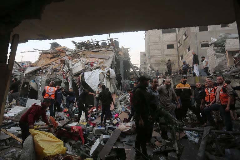 ARCHIVO - Palestinos buscan supervivientes del bombardeo israelí de la Franja de Gaza en Rafah el martes 12 de diciembre de 2023. (AP Foto/Hatem Ali)