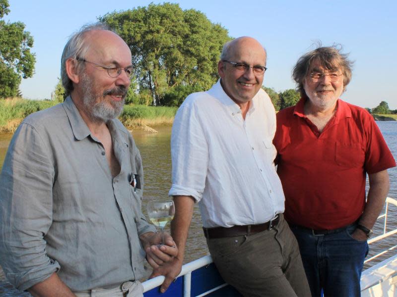 Die Autoren Wilfried Eggers (l-r), Thomas B. Morgenstern und Reinhold Friedl schicken ihre Protagonisten in der Region Kehdinger Land auf Verbrecherjagd. Foto: Bernd F. Meier