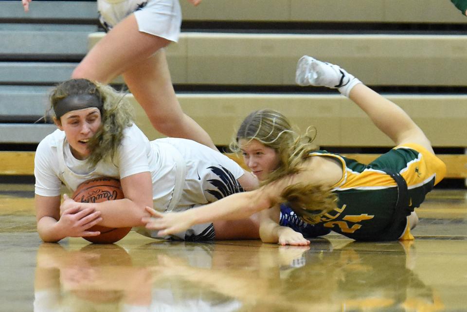 Hartland's Liv Linden grabs a loose ball during a battle on the floor with Howell's Kylie Pung on Thursday, Dec. 22, 2022.