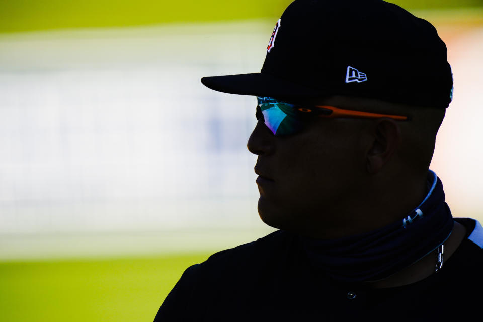 El venezolano Miguel Cabrera, de los Tigres de Detroit, observa a sus compañeros durante una práctica, el viernes 26 de febrero de 2021, en Lakeland, Florida (AP Foto/Frank Franklin II)