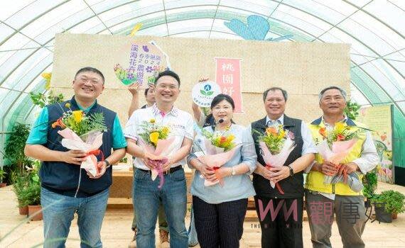 （觀傳媒桃竹苗新聞)【記者潘明賜/桃園報導】桃園市2024溪海花卉農遊趣活動，今（31）日在大園溪海休閒農業區熱鬧登場。副市長蘇俊賓今（31）日由市府農業局長陳冠義、大園區長余誌松等人陪同前往，與在地青農交流這次展區智慧農業科技的應用。蘇俊賓表示，今年的活動有5大智慧生態亮點，包括：微型氣象站即時掌握天氣變化資訊、農區灑水澆灌自動化調節、因地制宜添加土壤改良劑改善地力、海芋舊種回收復育，以及可食地景區推廣食農教育，是名符其實的智慧休區。