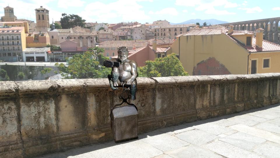 La estatua está sentada sobre un muro de la calle San Juan y tiene una altura total de 1,70 metros. (Foto del Ayuntamiento de Segovia)