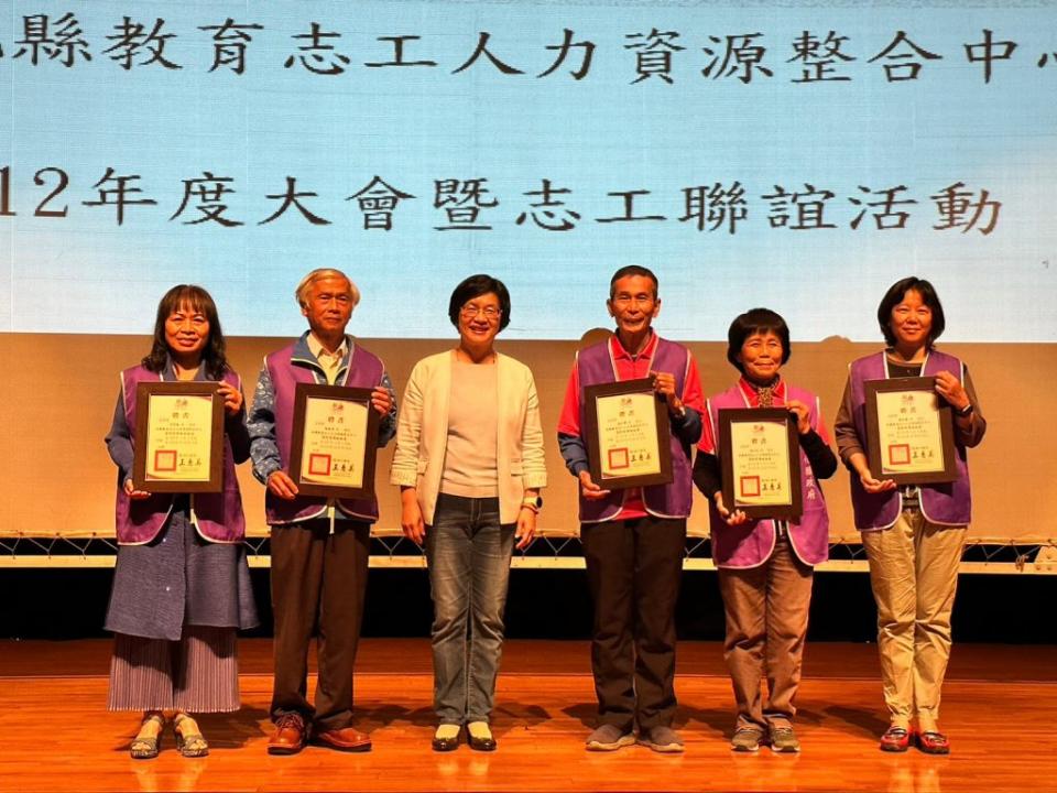 彰化縣長王惠美一一頒獎表揚教育志工，歡迎大家一起來加入，讓彰化更美好。　（記者曾厚銘攝）