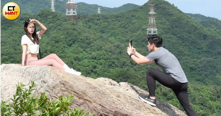 本刊直擊陳敬宣與吳岳擎兩人單獨去登山，沿途還不停地互拍網美照，互動熟稔。（圖／本刊攝影組）