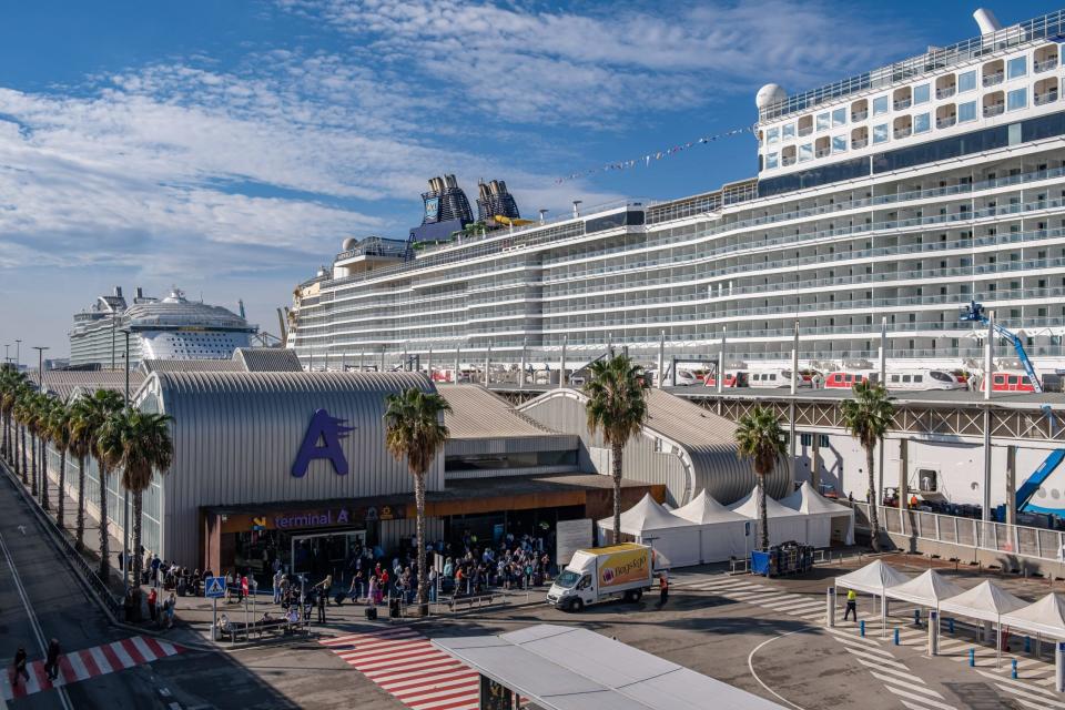 Einer der beiden Kreuzfahrtterminals im World Trade Center des Hafens von Barcelona wird ab Oktober geschlossen werden. Der zweite Terminal wird bis 2026 geschlossen sein. Die Schiffe werden stattdessen an der Adossat Wharf anlegen, die hier abgebildet ist. - Copyright: Paco Freire/SOPA Images/LightRocket via Getty Images