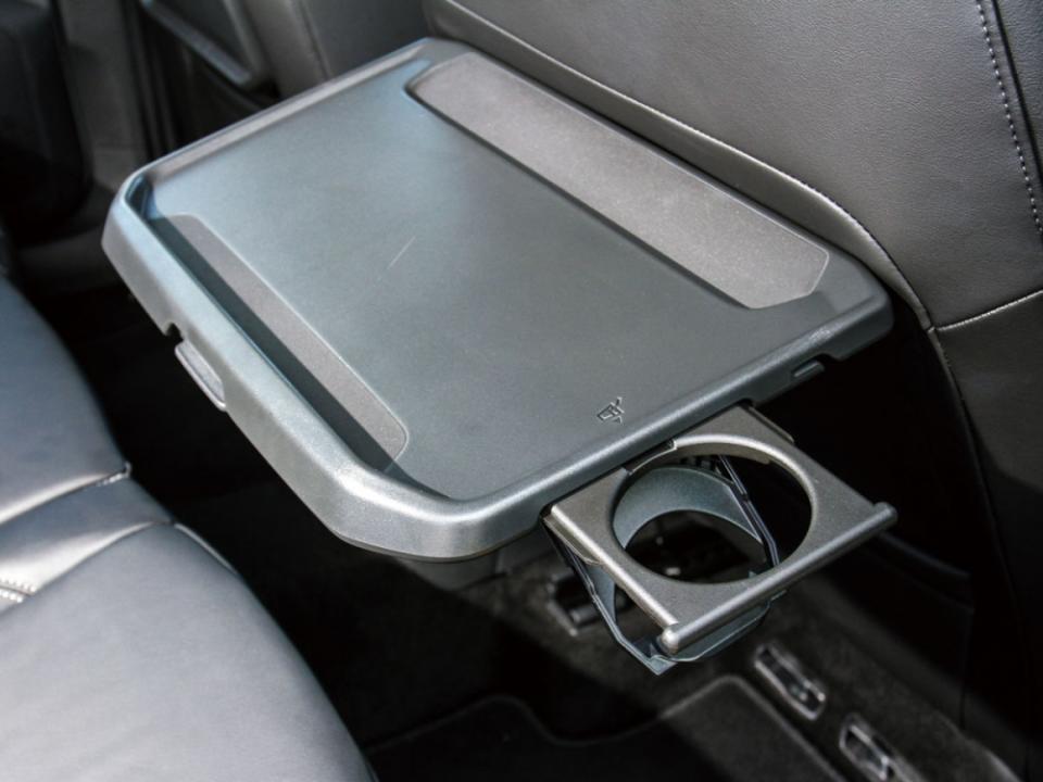 雙前座椅背配有摺疊桌和杯架，讓後排乘客在車內用餐或辦公方便許多。
