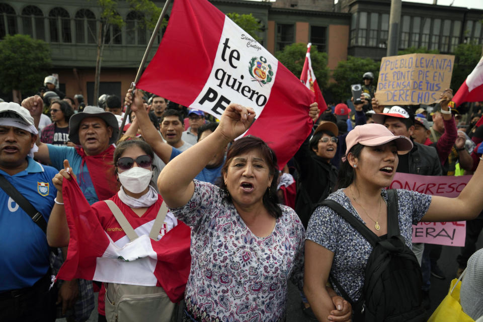 Simpatizantes del presidente Pedro Castillo, detenido tras su destitución, protestan frente al Congreso en Lima, Perú, el sábado 10 de diciembre de 2022. (AP Foto/Martin Mejia)