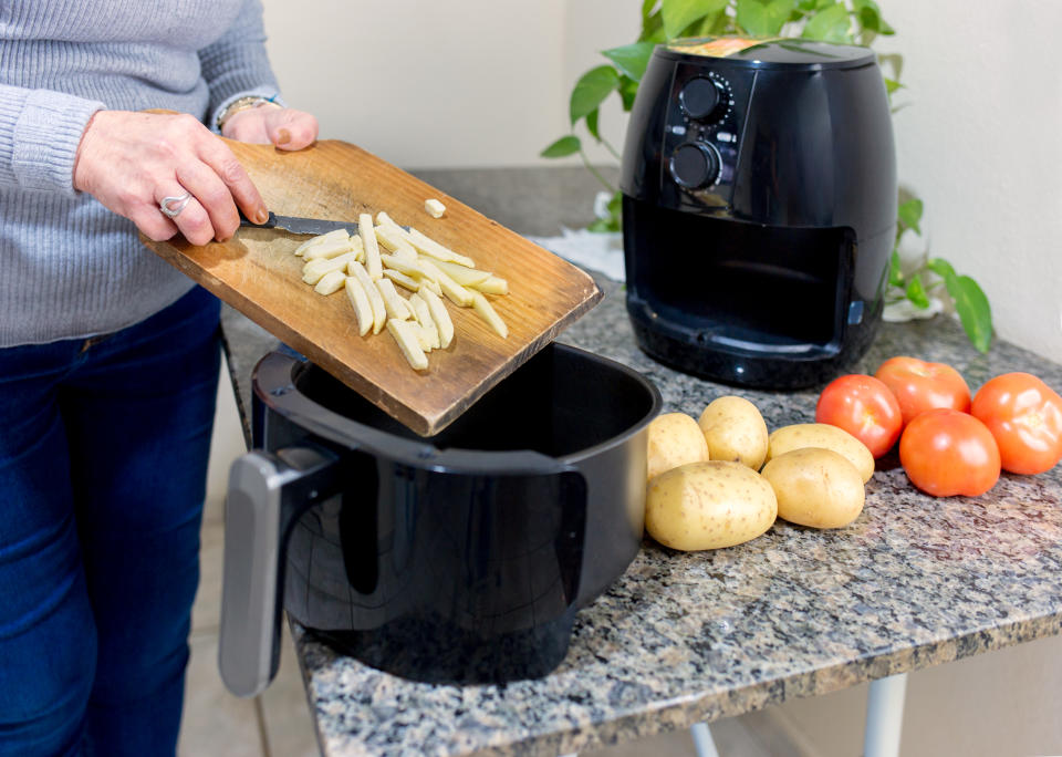 氣炸鍋可將食物在短時間內煮熟，方便又快速，但也會因高溫使維生素C流失。（圖／Getty Images）