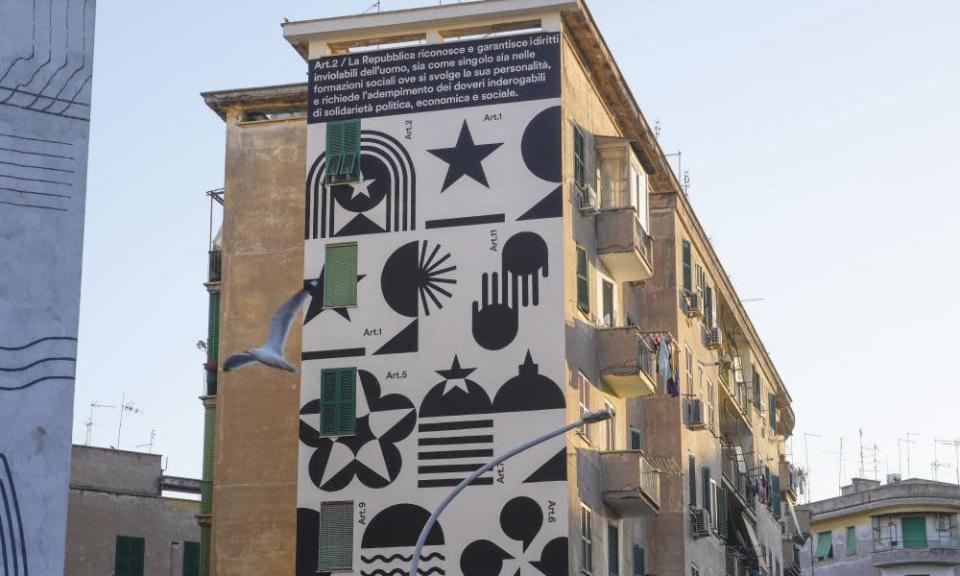 El artículo segundo de la Constitución italiana se ve pintado en un edificio en Garbatella durante las celebraciones por el 76 aniversario de la proclamación de la República Italiana.