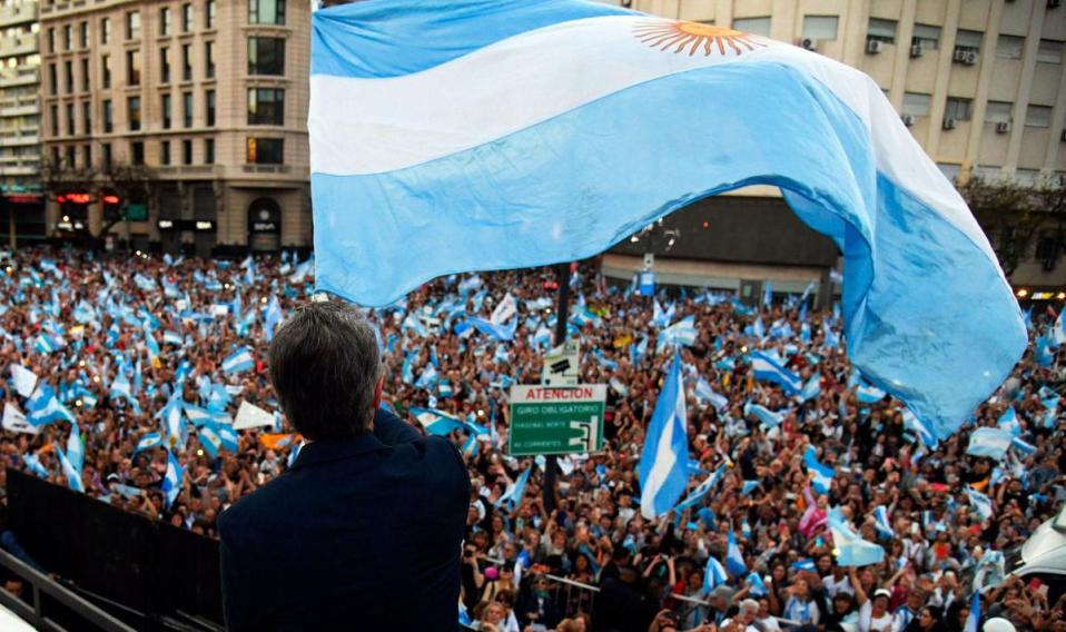 去年阿根廷總統初選爆冷，當地股匯市全面崩盤，新興市場債基金成重災區。（翻攝自Mauricio Macri臉書）