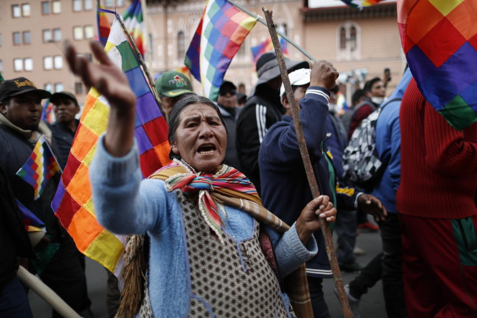 Partidarios del expresidente Evo Morales llevan banderas wiphala que representan a los pueblos indígenas, mientras marchan en El Alto, Bolivia, el martes 12 de noviembre de 2019. (AP Foto / Natacha Pisarenko)